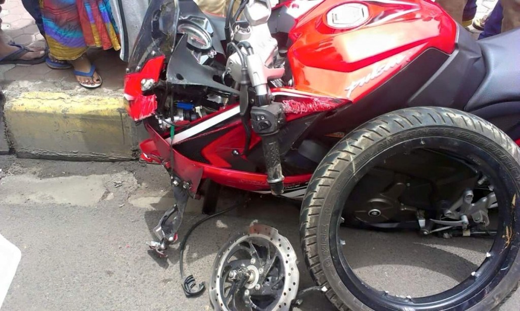 Bajaj Pulsar RS 200 Broken Alloy