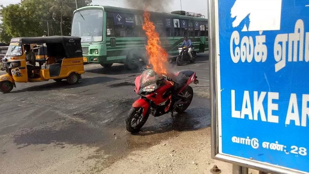 Bajaj Pulsar RS 200 Fire