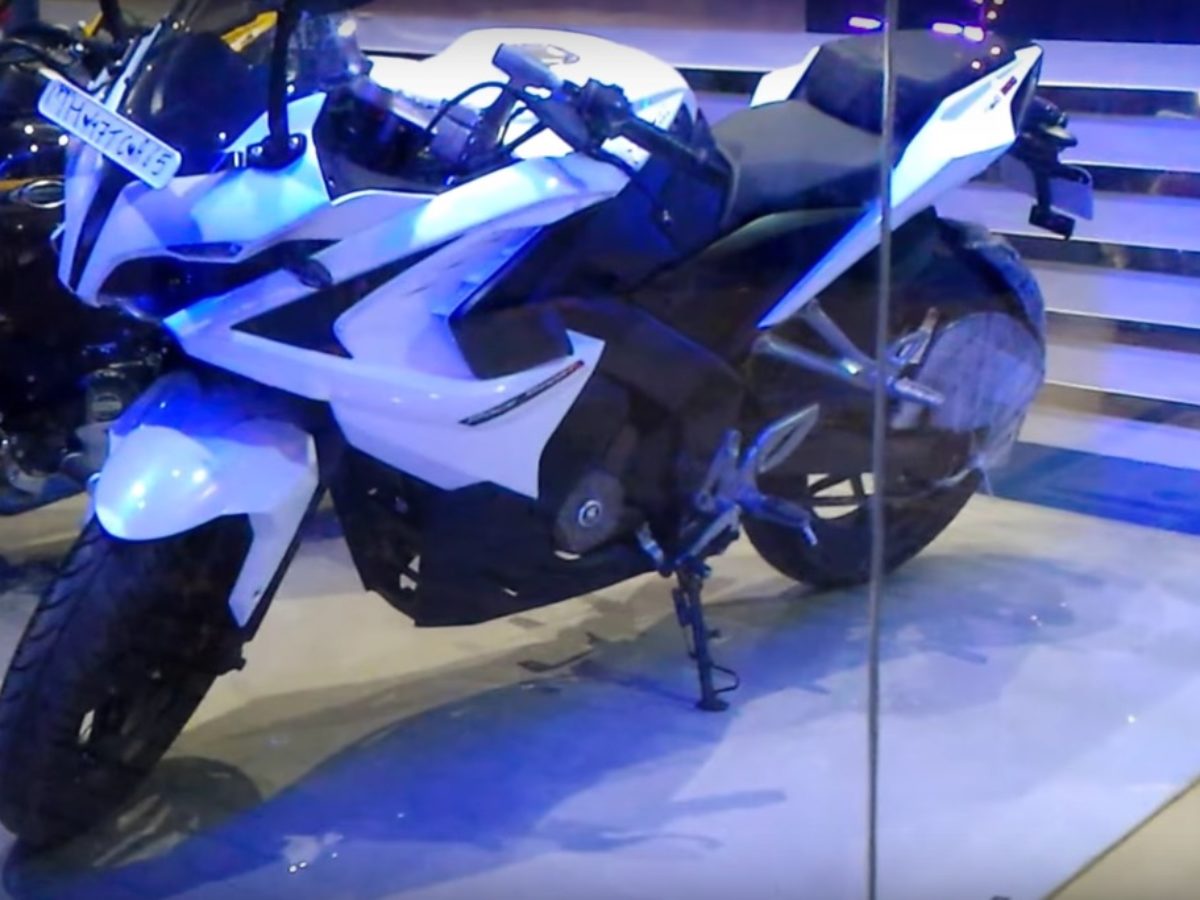 Pulsar RS 200 In White Shade Spotted At Dealership [Video] | MotorBeam