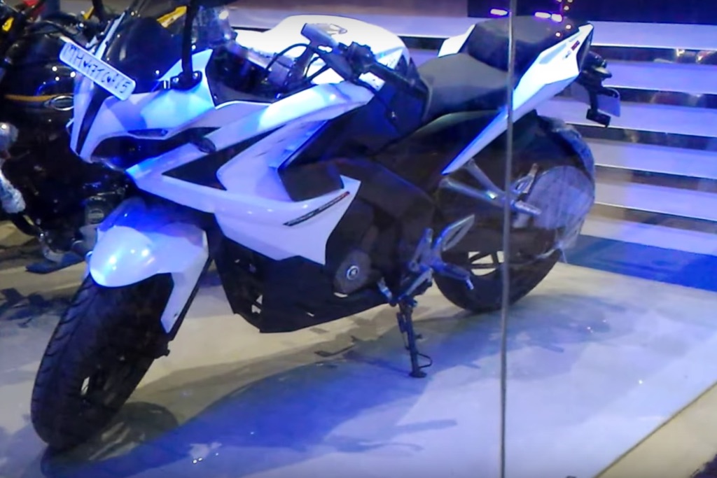 Bajaj Pulsar RS 200 White Colour