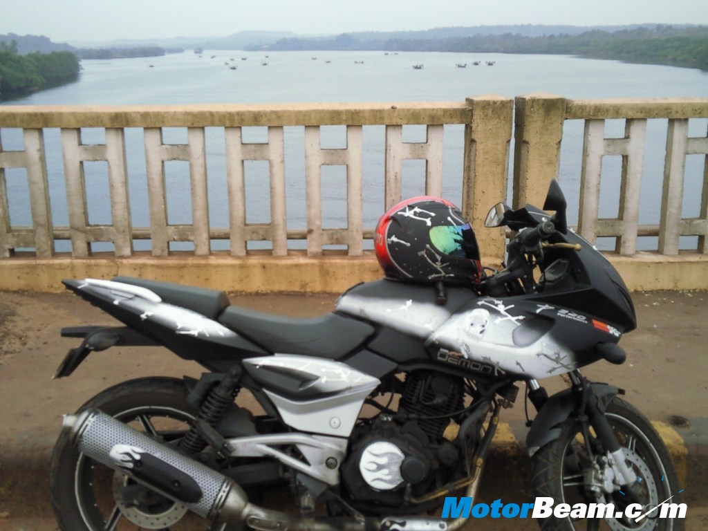 Bajaj Pulsar 220 With Awesome Graphics