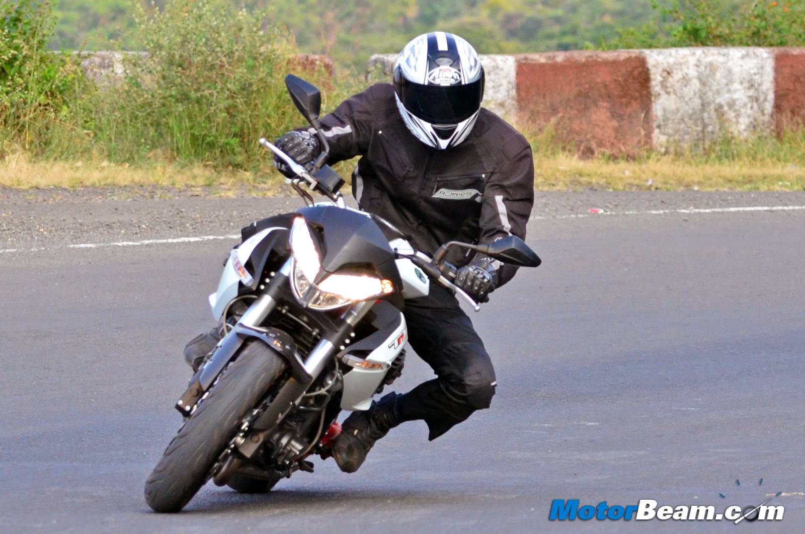 Benelli TNT 899 Review