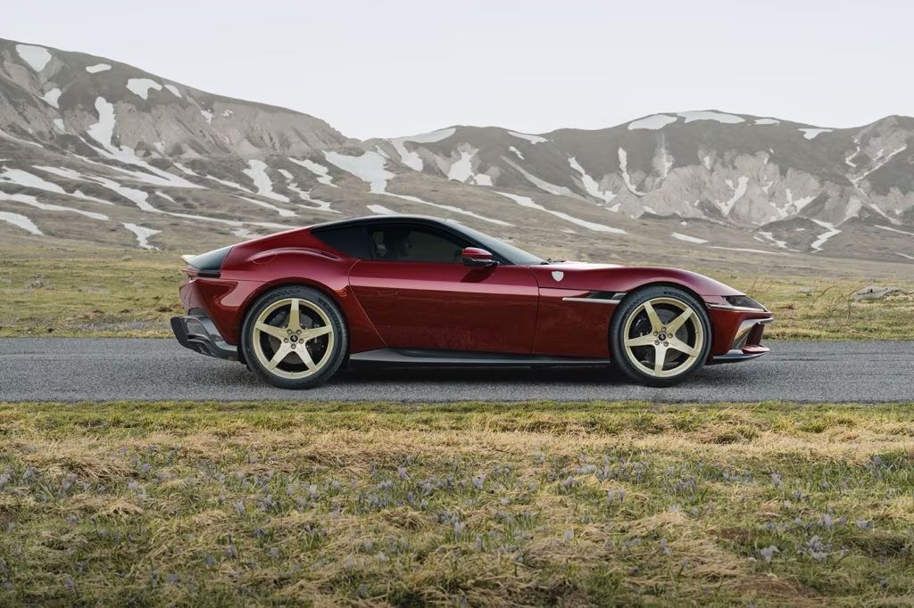 Ferrari 12Cilindri Manuale Side
