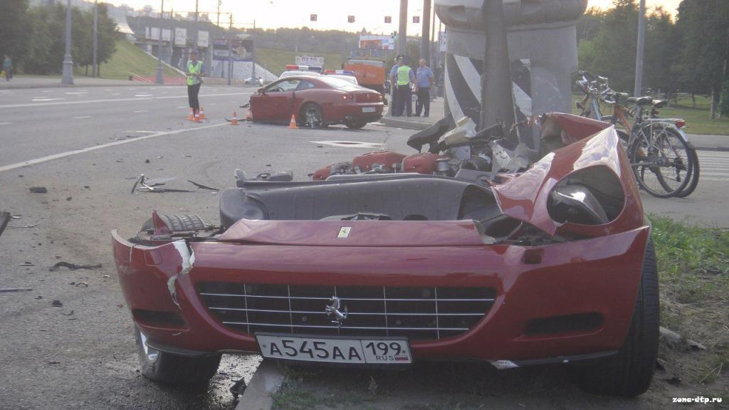 Ferrari Crash Split Intwo Accident