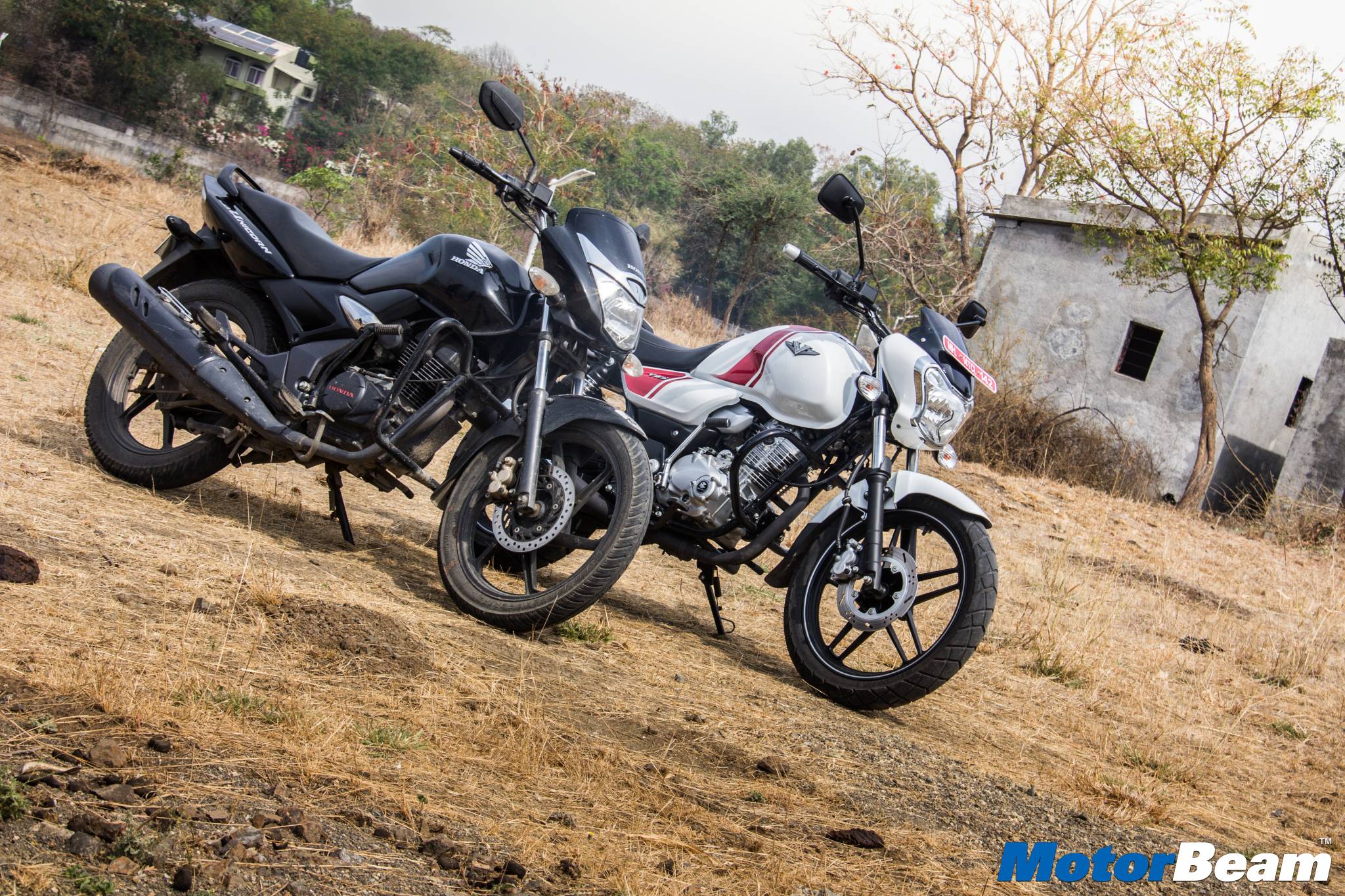 Honda CB Unicorn 150 vs Bajaj V15