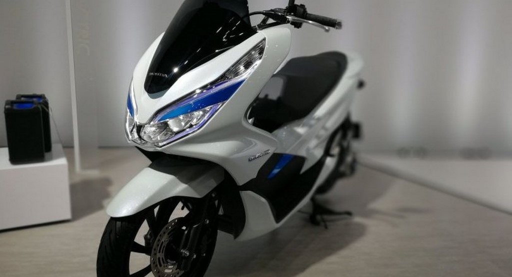 Honda Pcx Electric Hybrid Scooter Launch In 18 Motorbeam