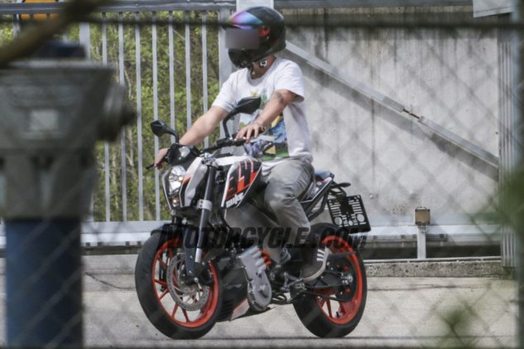 KTM E Duke 390 Spied'
