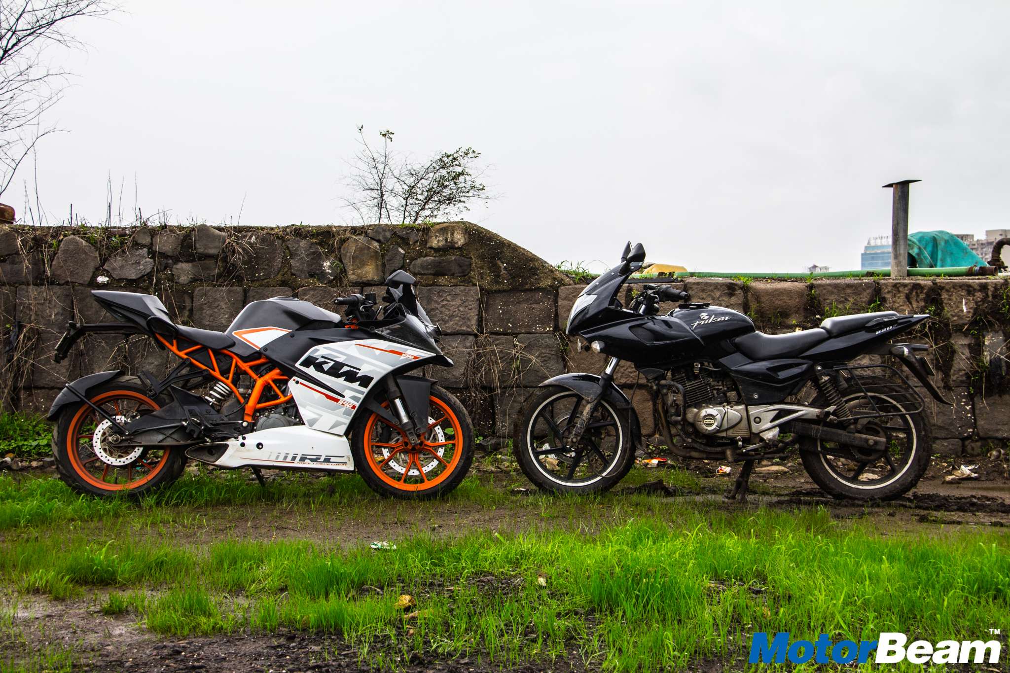 KTM RC 390 vs Pulsar 220