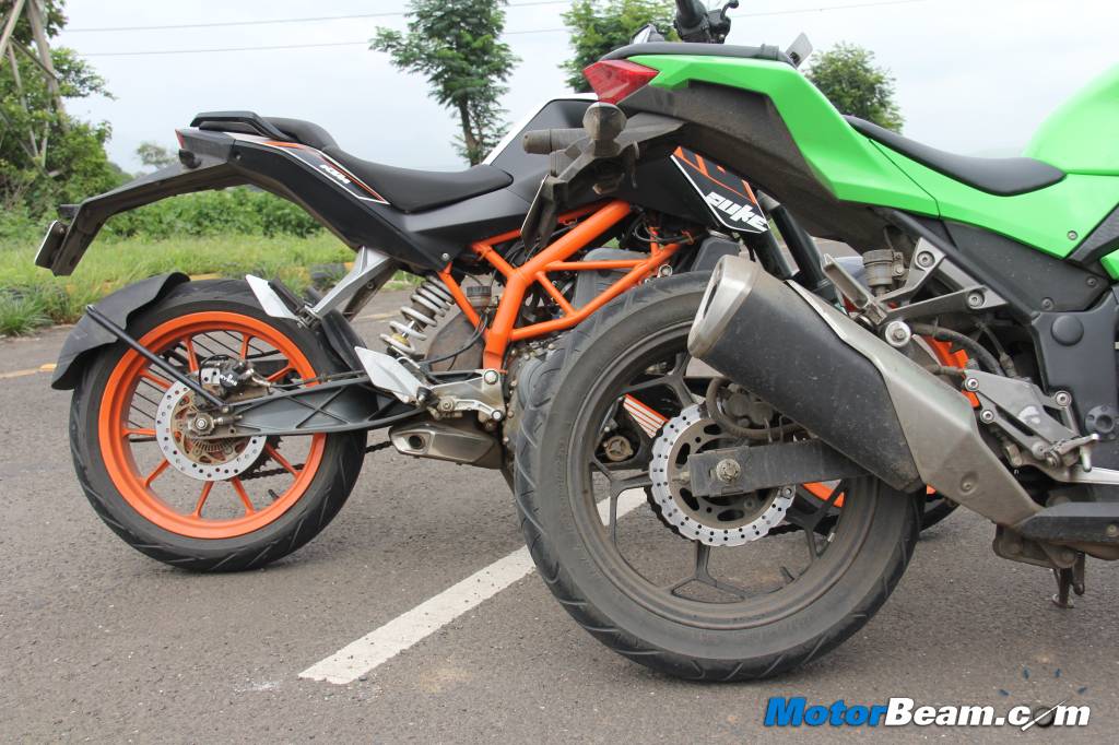 Kawasaki Ninja 300 vs KTM Duke 390