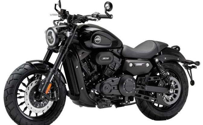 Keeway V302C Vs Royal Enfield Interceptor 650 Glossy Black