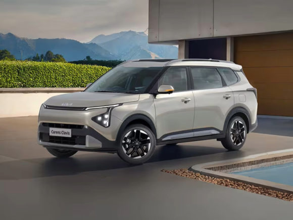 Kia Carens Clavis front