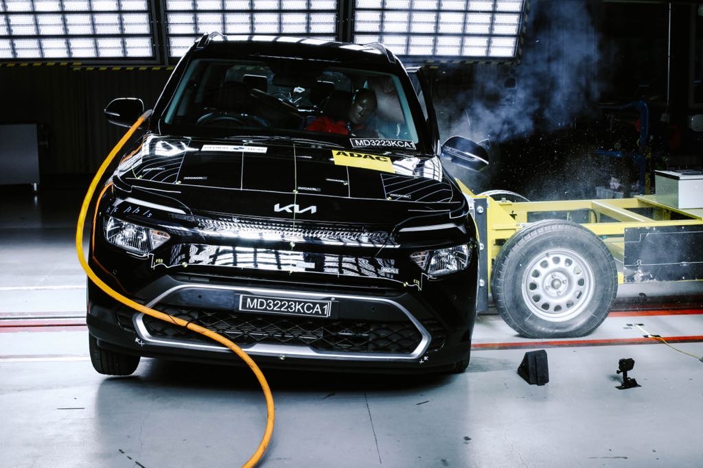 Kia Carens Side Impact Crash Test