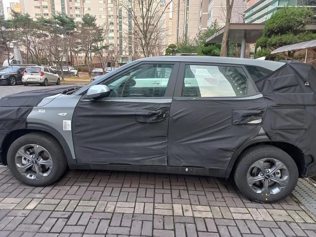 Kia Seltos Facelift Spotted Side