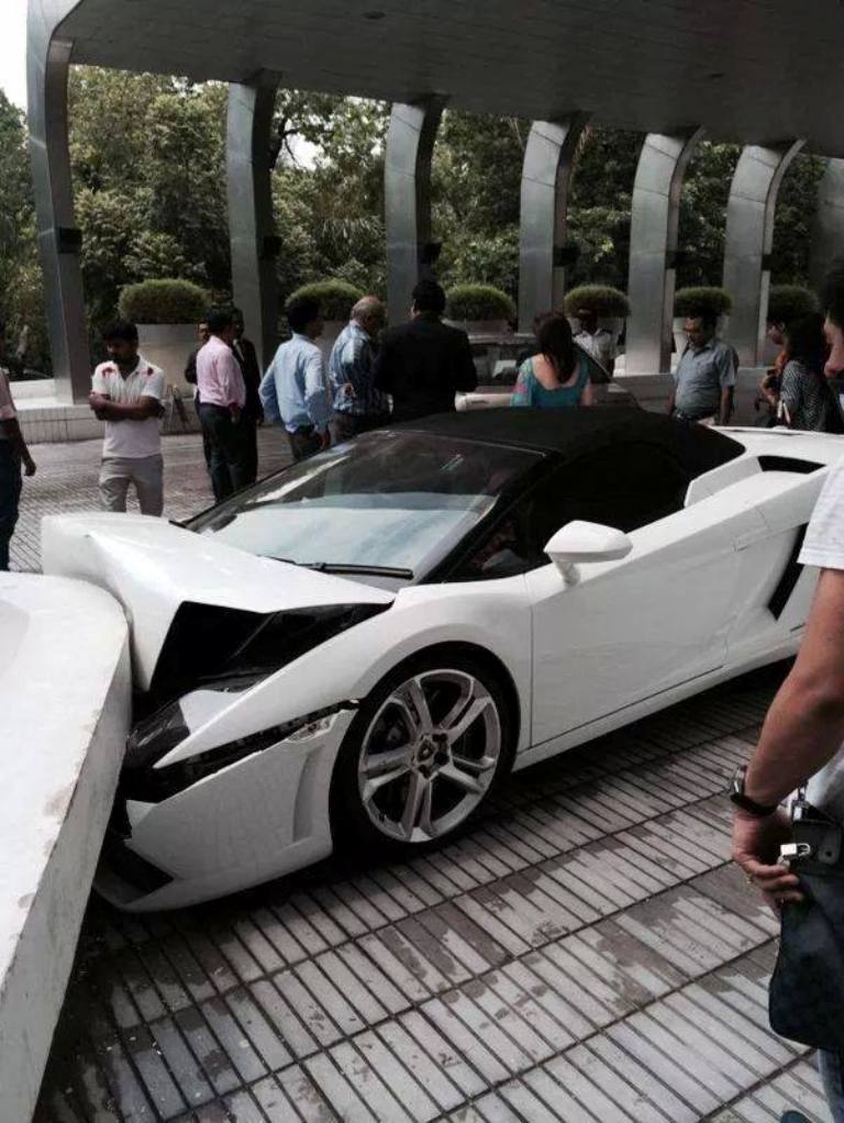 Lamborghini Gallardo Spyder Crash Delhi Hotel