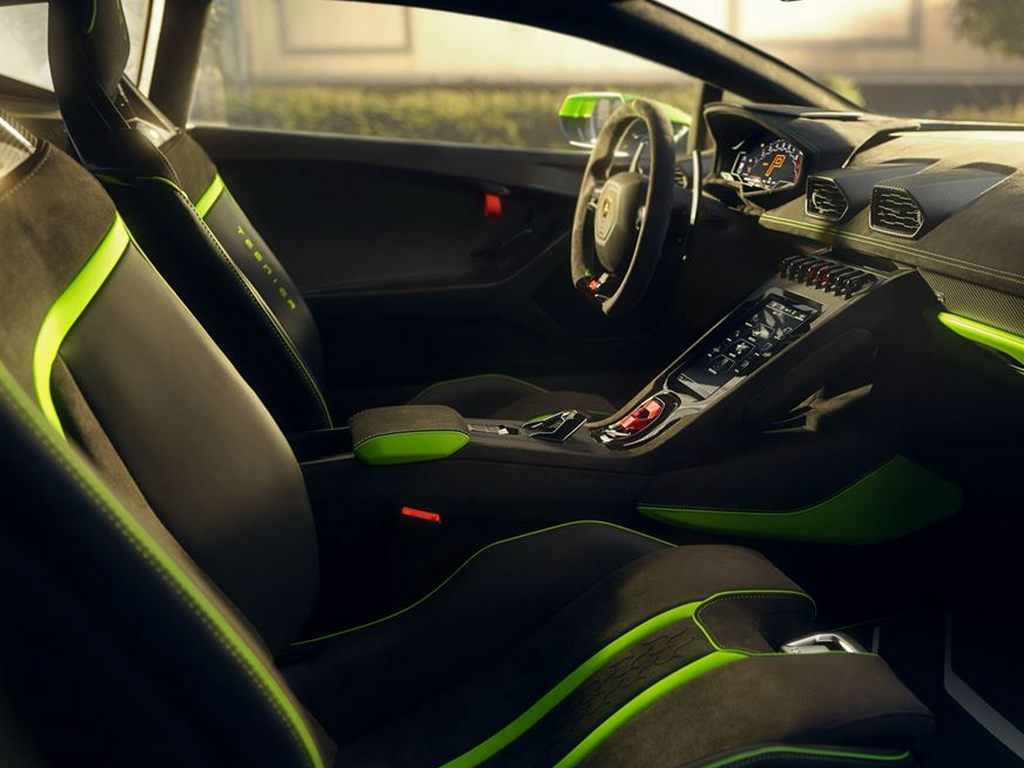 Lamborghini Huracan Tecnica Cockpit