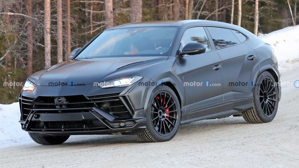 Lamborghini Urus Evo Spied