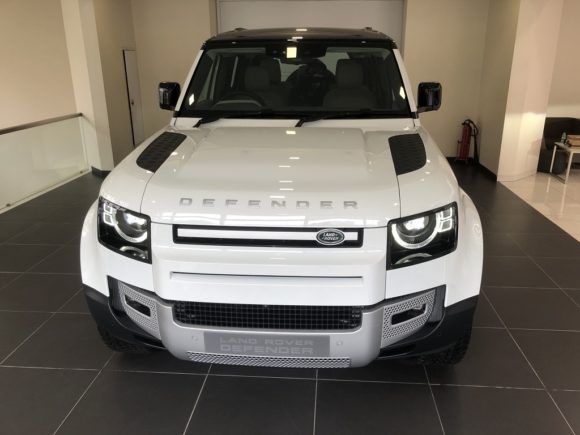 Land Rover Defender 110 SE Front