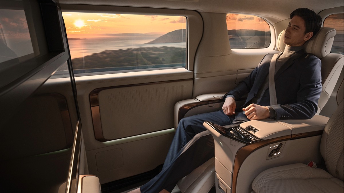 Lexus LM 350h interior