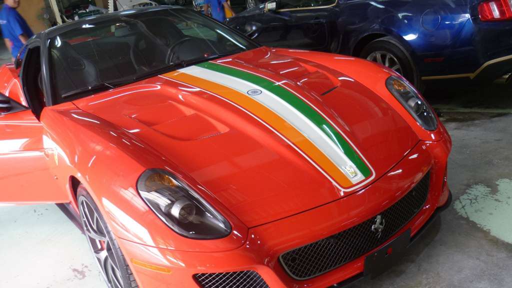 MS_Dhoni_Ferrari_India_GTO