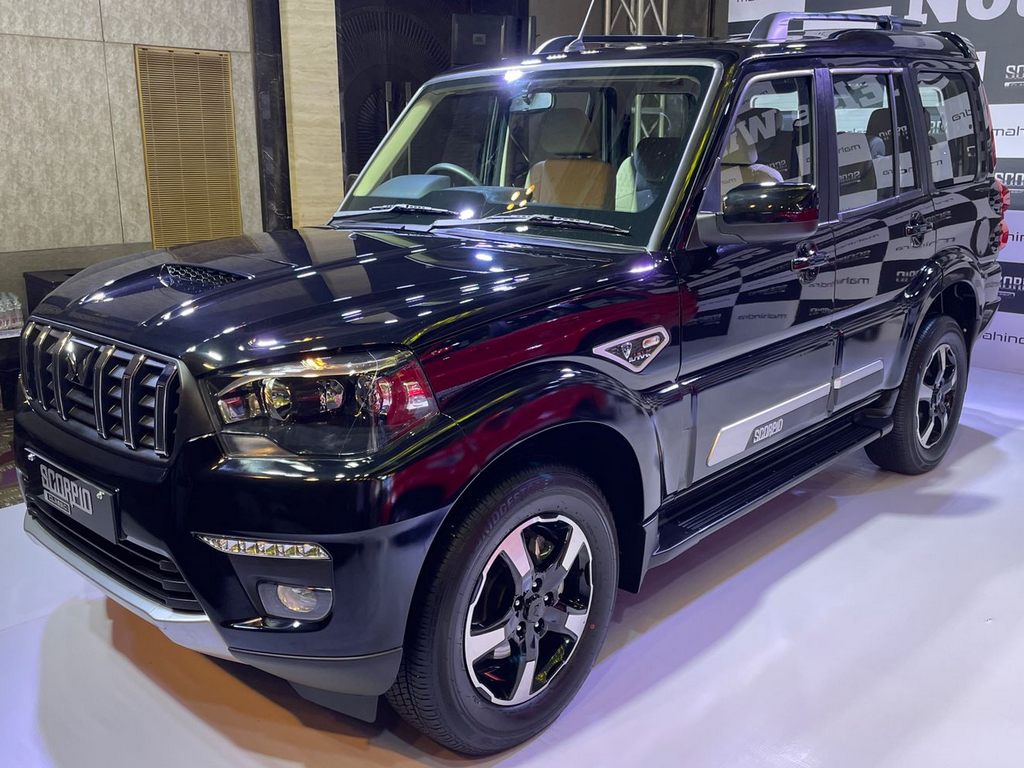 Mahindra Scorpio Classic Unveil Side Front