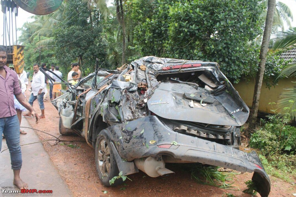 Mahindra XUV500 Accident Aquaplaning