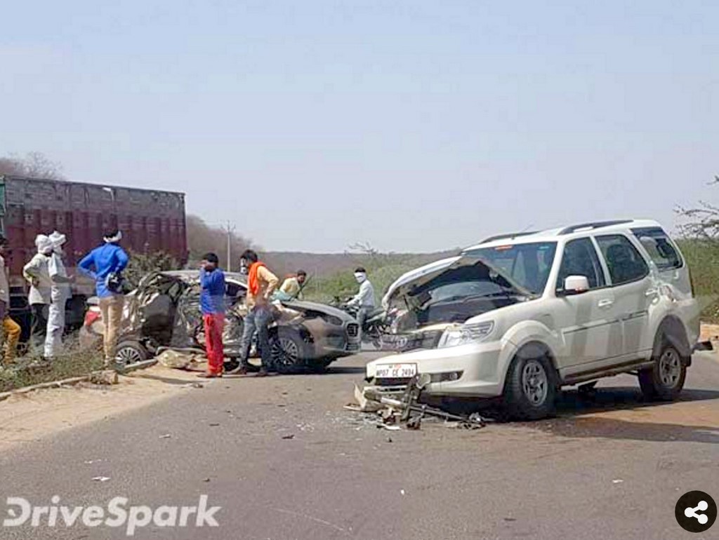 Maruti DZire and Tata Storme Accident