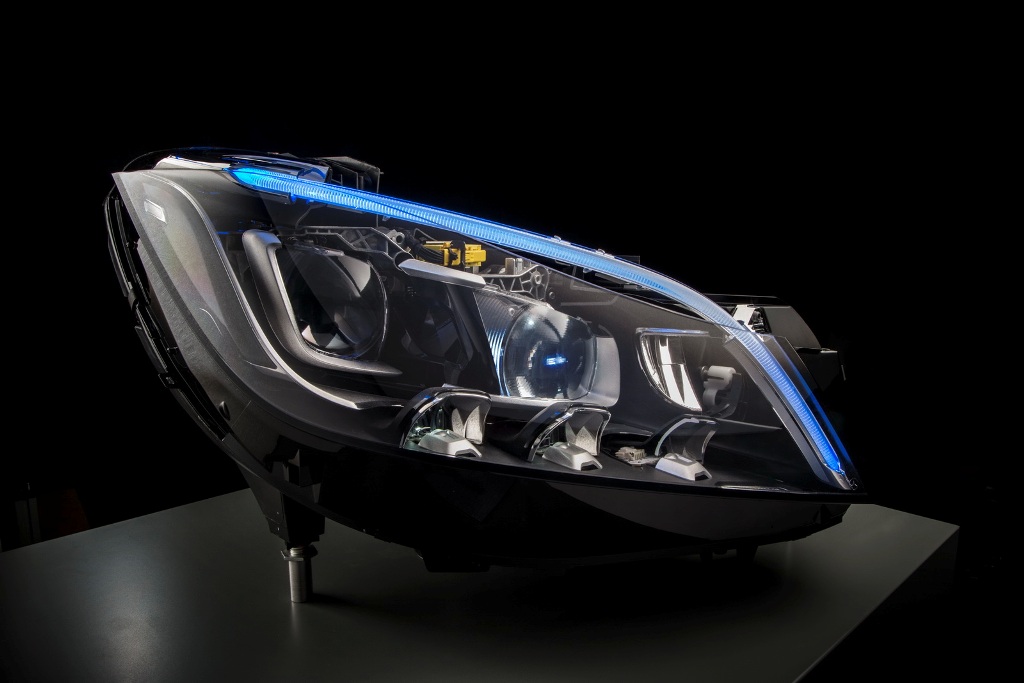 systematisk pille greb Mercedes Showcases New Multibeam LED Headlight Technology Video