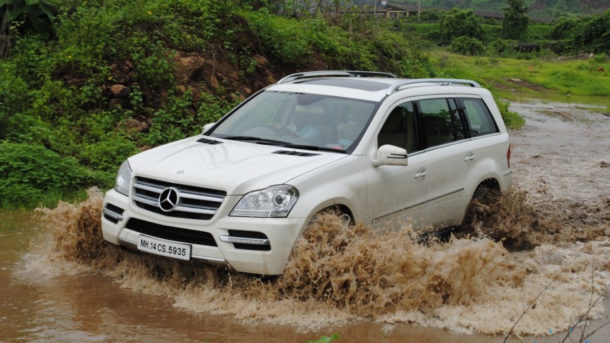 Mercedes-Benz GL Review: GL350 BlueTec - Drive