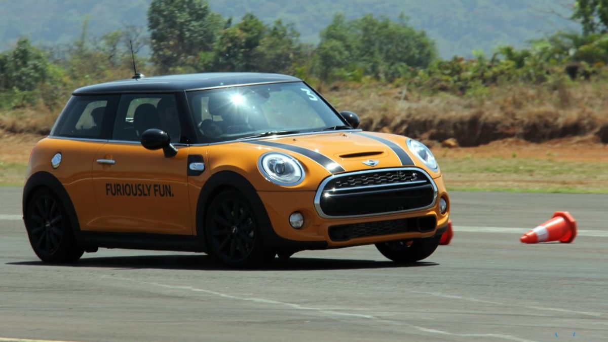 2015 MINI Cooper S First Drive Review
