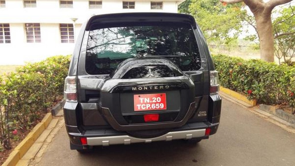 Mitsubishi Montero 2016 Rear