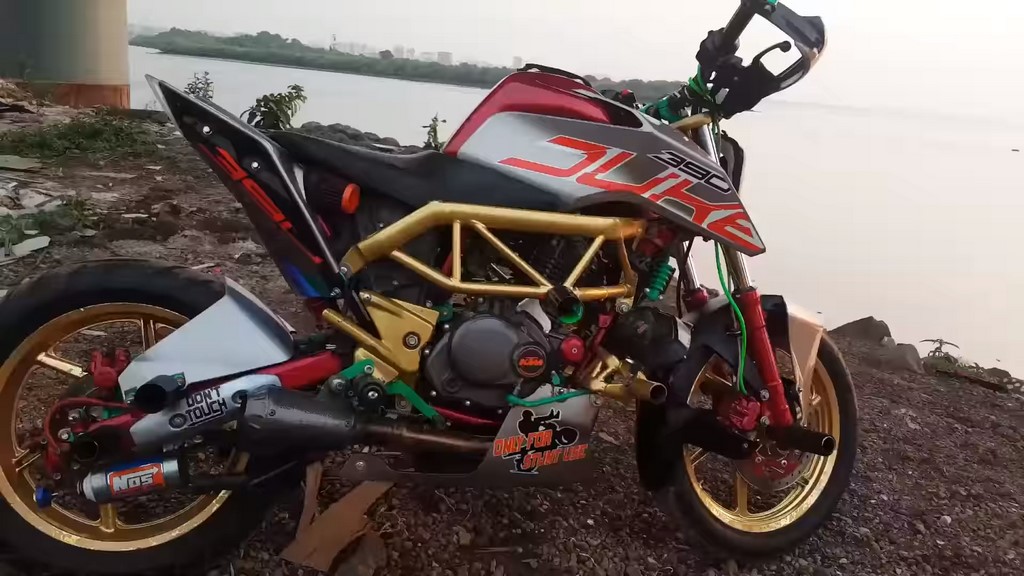 Bajaj Pulsar 220 Modified Into KTM 390 Duke