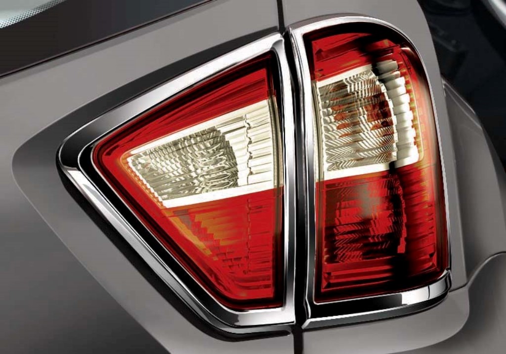 Nissan Terrano Tailamp Garnish