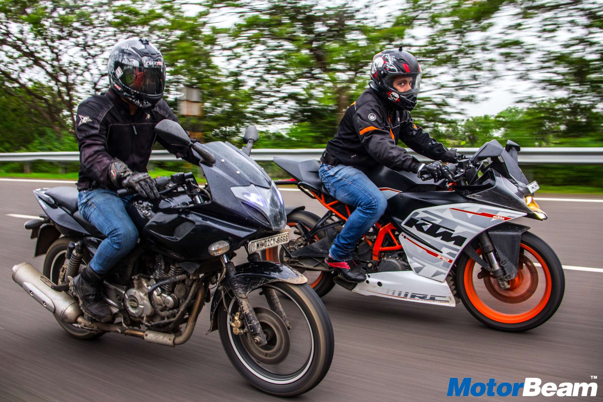 Pulsar 220 vs KTM RC 390