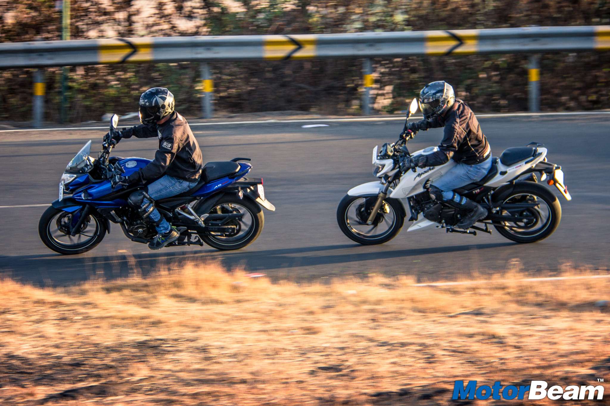 Pulsar AS 200 vs Apache 200