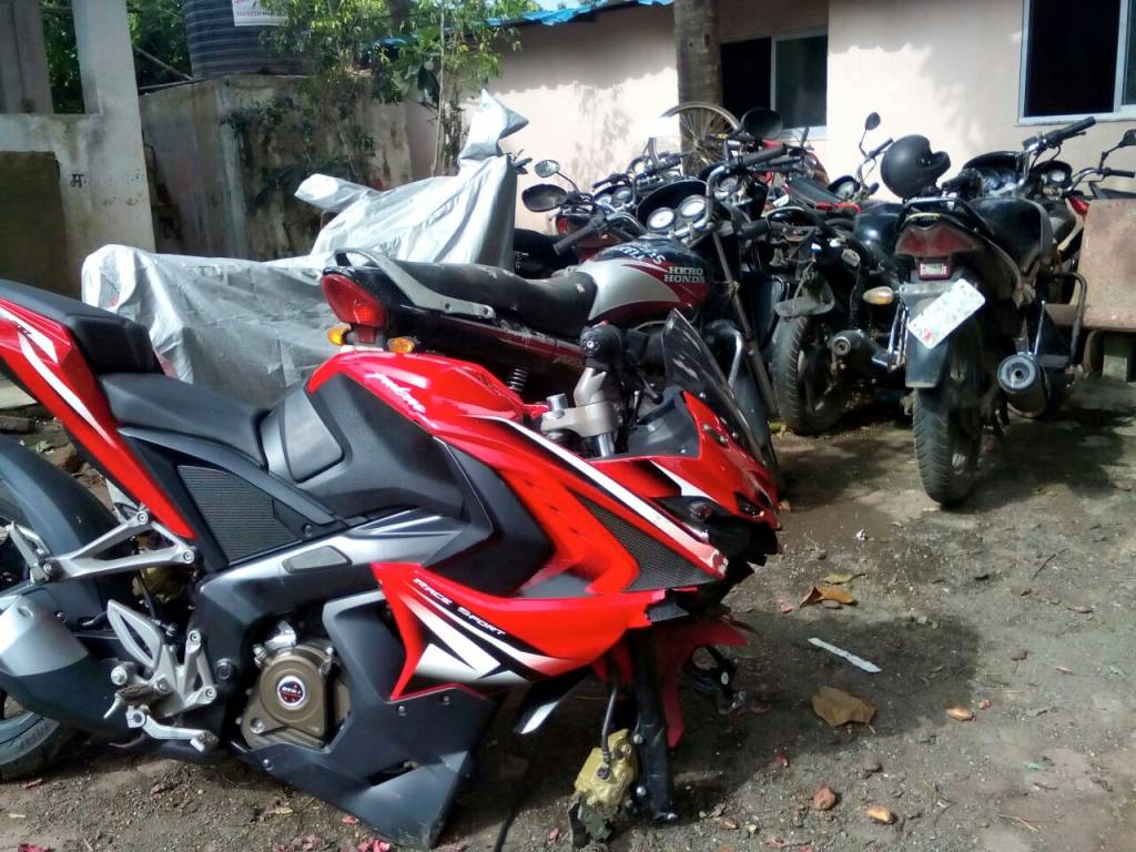 Pulsar Rs 0 In White Shade Spotted At Dealership Video Motorbeam