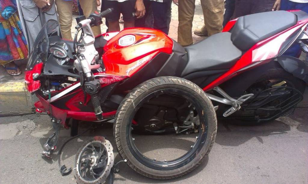 Pulsar 220 Accident Bike Images