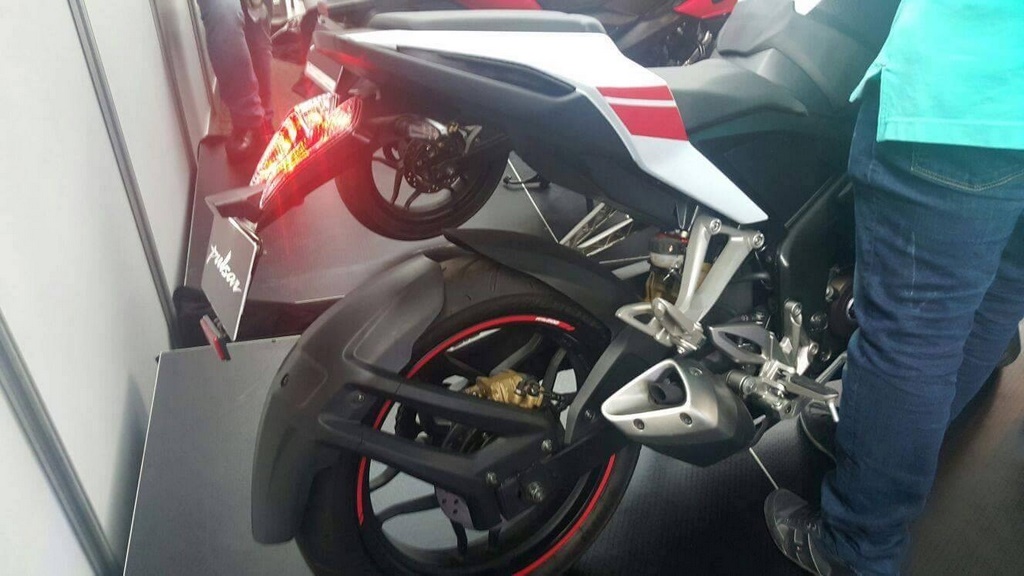 Pulsar RS 200 White Red Rear
