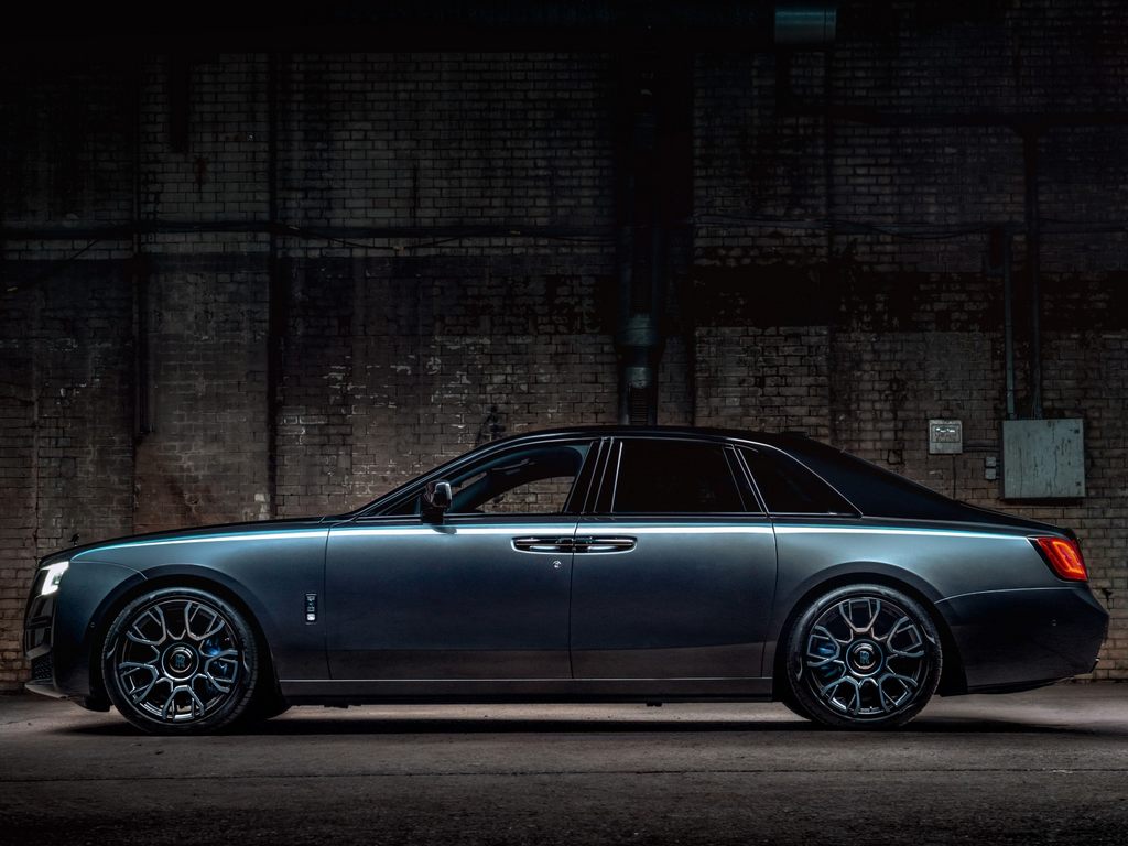 Rolls-Royce Black Badge Ghost Debuts Side