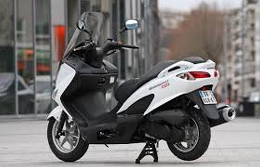 Suzuki Burgman UH125 Rear