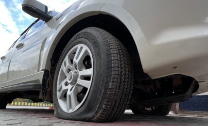 Tata Safari Tyre Puncture