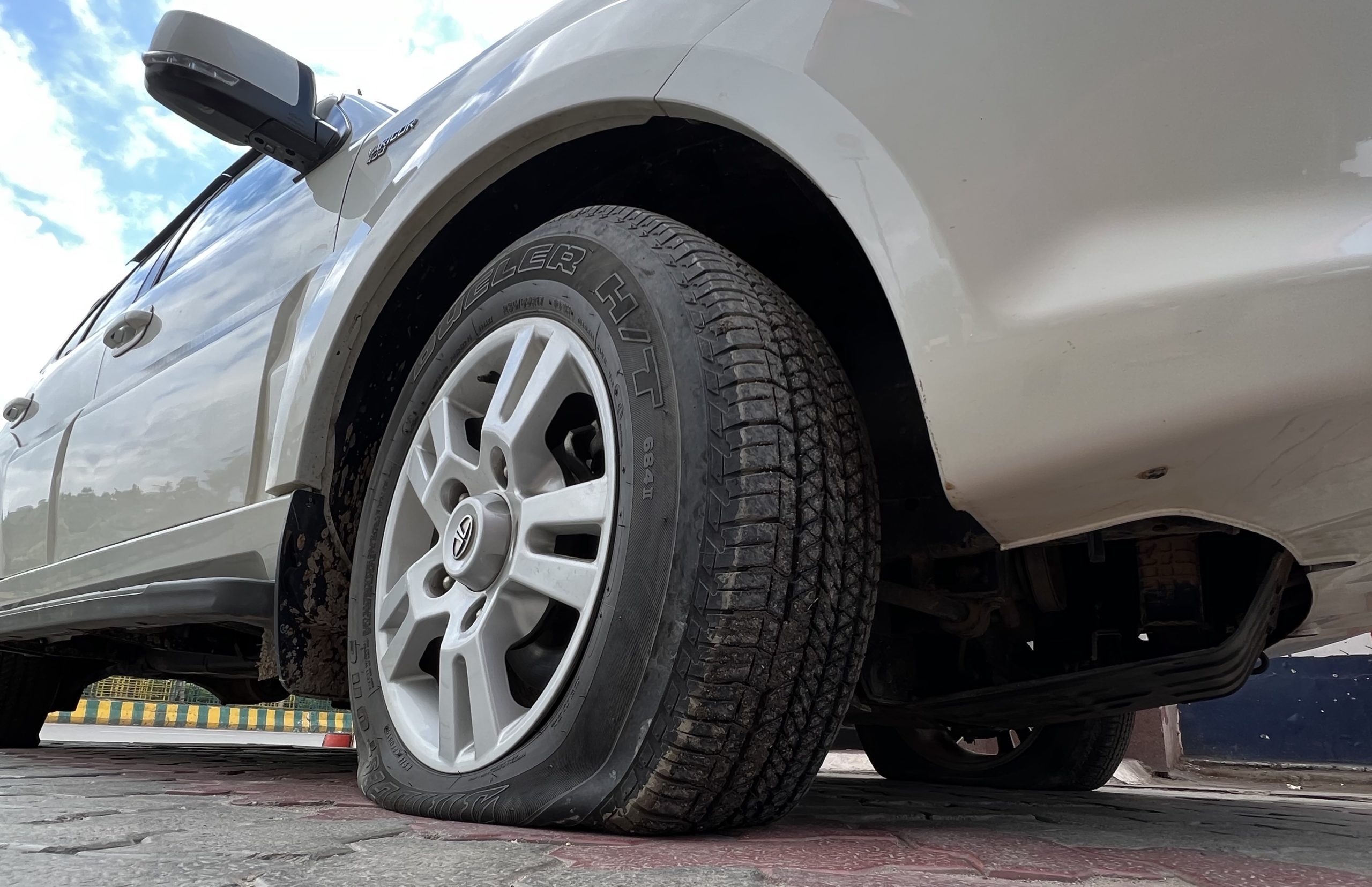 Tata Safari Tyre Puncture