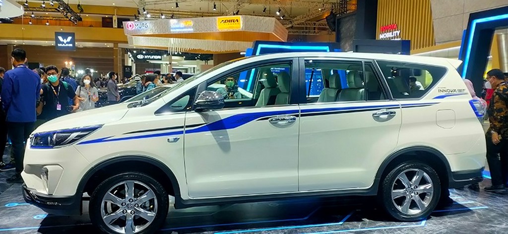 Toyota Innova EV Concept Side