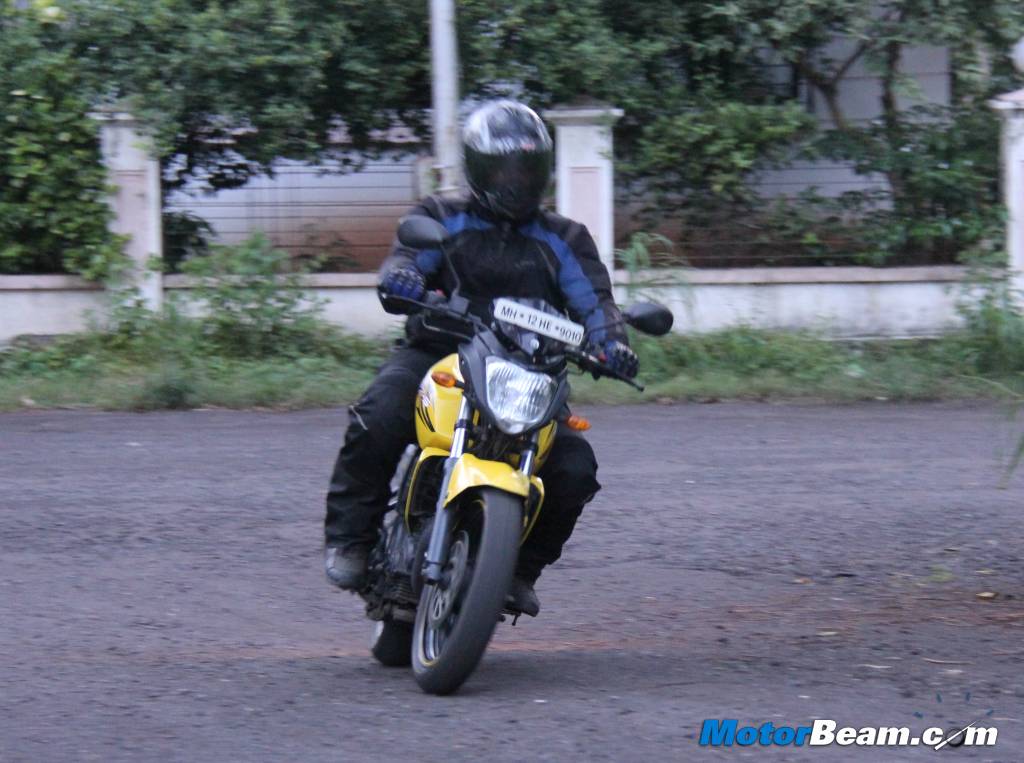 Yamaha FZ Handling