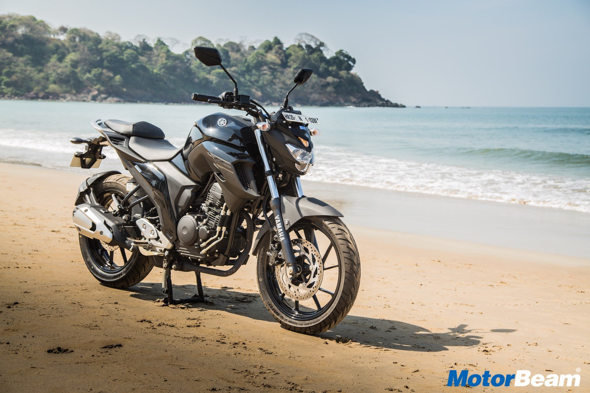 2017 Yamaha FZ25 Review Test Ride | MotorBeam