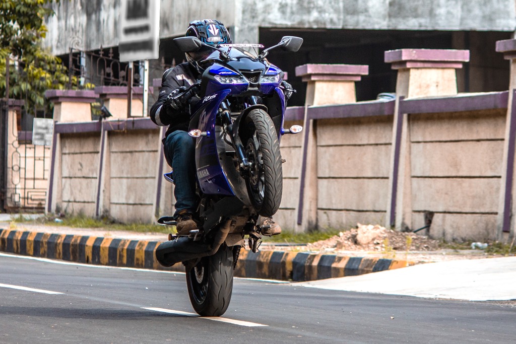 Yamaha R15 V3 Pros Cons Hindi