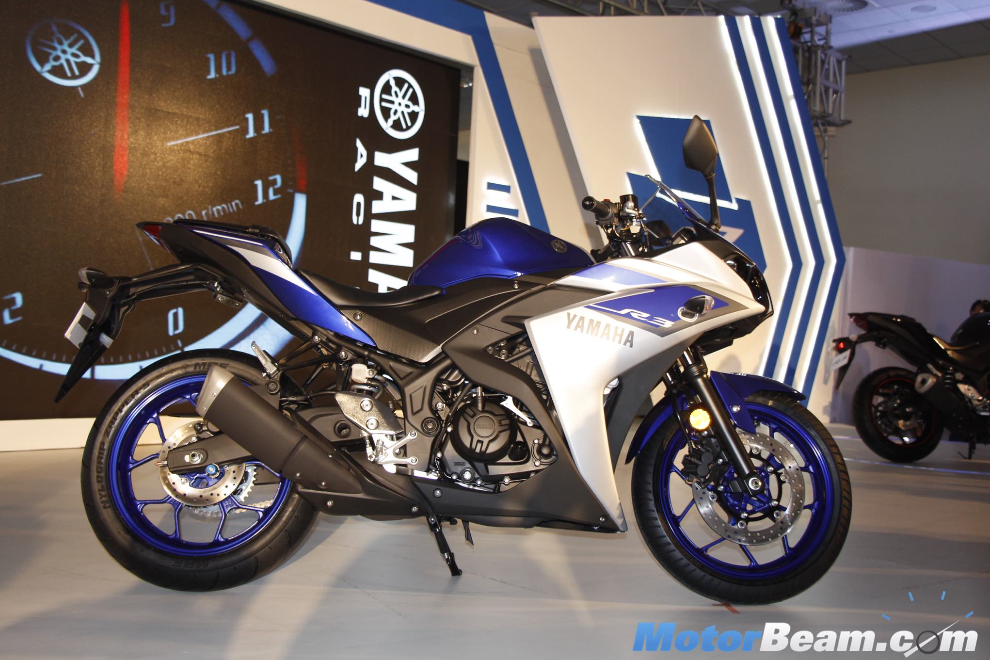 Yamaha R3 Side