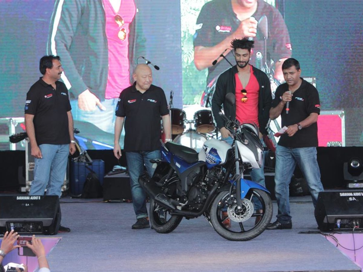Recogiendo hojas Folleto cerca Yamaha SZ-RR Version 2.0 Launched, Priced At Rs. 65,300/-